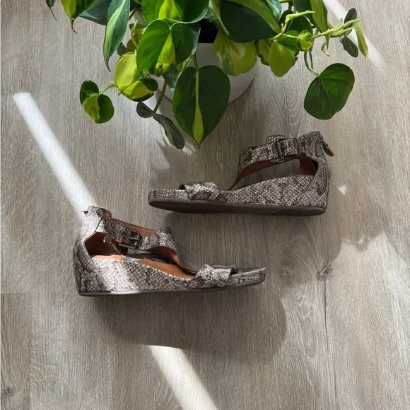 Gentle Souls Women Wedge Heel Open Toe Sandals Gisele - Picture 8 of 8